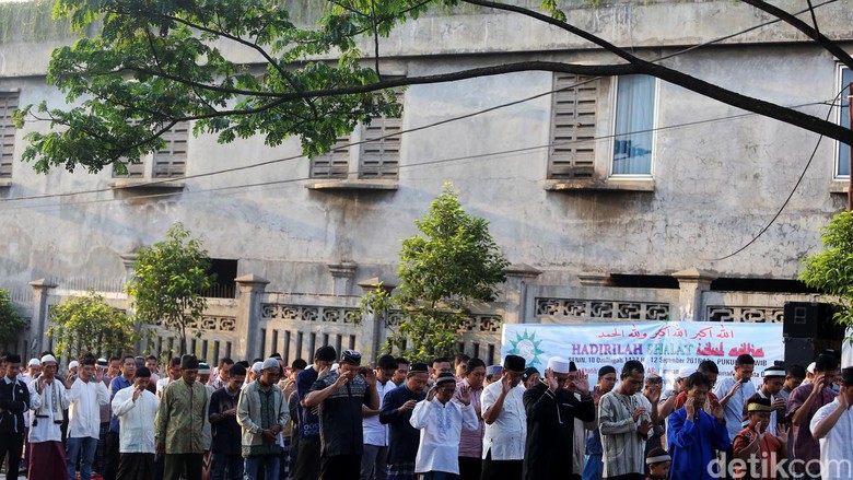 Warga Depok Salat Idul Adha di Jalan Juanda