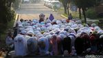 Warga Depok Salat Idul Adha di Jalan Juanda