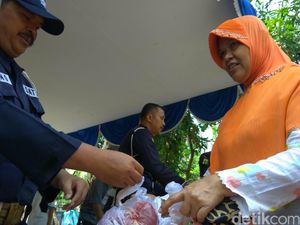 Benarkah Kresek Hitam Lebih Berbahaya dari Kresek Warna Lainnya?