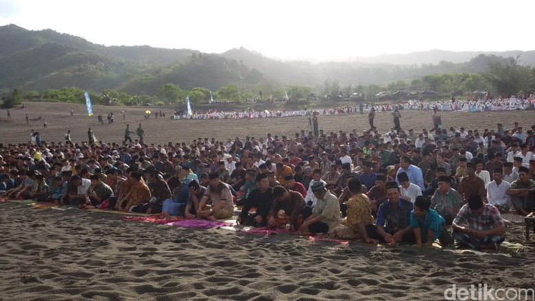 Meski Diguyur Hujan, Ribuan Jemaah Khusyuk Salat Id di 