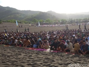 Meski Diguyur Hujan, Ribuan Jemaah Khusyuk Salat Id di Padang Pasir Bantul