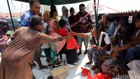 Warga Kampung Akuarium, Penjaringan, Jakarta Utara, menerima daging kurban.