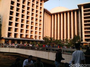Masyarakat Berbondong-bondong Datangi Masjid Istiqlal
