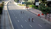 Beberapa warga memanfaatkan lengangnya jalan untuk bersepeda.