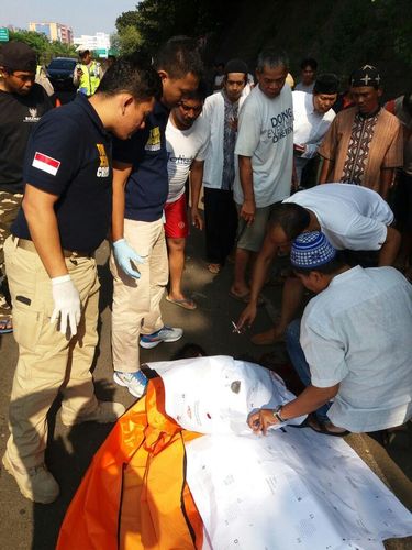 Pakai Baju Koko dan Sarung Pria yang Lompat di Tol Meruya 