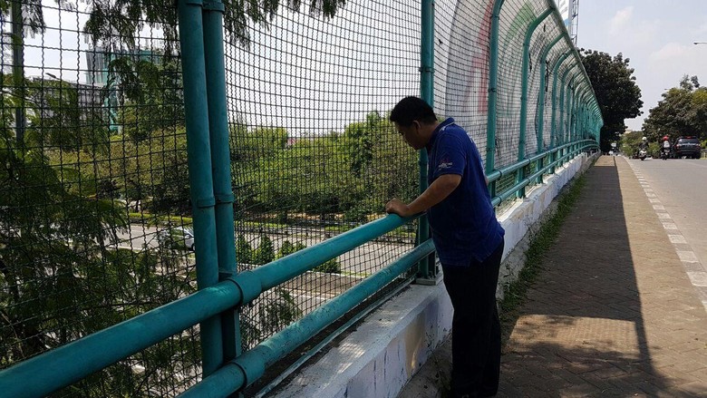 Pakai Baju Koko dan Sarung Pria yang Lompat di Tol Meruya 