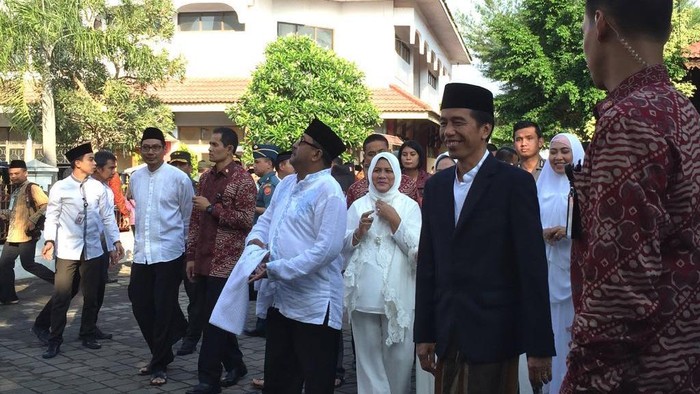 Usai Salat Idul Adha, Jokowi Temui Warga Serang dan Berfoto
