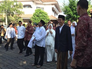 Usai Salat Idul Adha, Jokowi Temui Warga Serang dan Berfoto