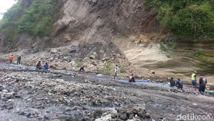Tebing di Sungai Kali Putih Longsor Timbun Truk dan Sopirnya