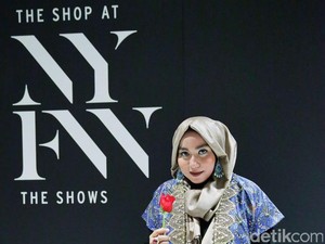 Ketika Anniesa Hasibuan Selfie Bareng Miss Universe di NYFW 2017