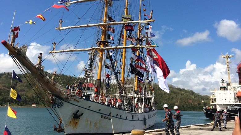 KRI Dewaruci bersandar di Lombok, NTB, Senin (12/9/2016). Foto: Ahmad Masaul Khoiri-detikcom KRI Dewaruci bersandar di Lombok, NTB, Senin (12/9/2016). Foto: Ahmad Masaul Khoiri-detikcom