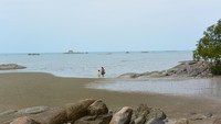 Foto: Penampakan pantai satu ini nyatanya tidak seseram namanya. Pantai Tapak Antu sama sekali tidak meninggalkan kesan mistis, justru cocok untuk liburan keluarga bersama anak-anak (Khafifah/detikTravel)