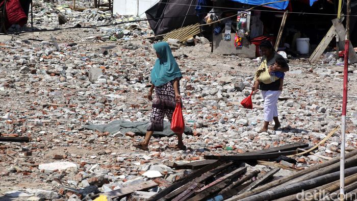 Perayaan Idul Adha di Kampung Akuarium Kebahagiaan Idul Adha juga dirasakan warga Kampung Akuarium, Penjaringan, Jakarta Utara. Di tengah kondisi nestapa karena rumahnya sudah rata dengan tanah, mereka tetap bisa merasakan nikmatnya daging kurban.