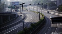 Jalan MT Haryono sepi oleh lalu lalang kendaraan.