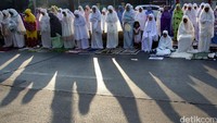 Umat Islam salat Idul Adha di Jalan Margasatwa, Jakarta Selatan, Senin (12/9/2016).
