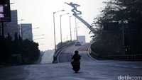 Tak banyak aktivitas kendaraan di kawasan Pancoran.