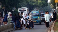 Umat Islam berbondong-bondong menuju lokasi Salat Idul Adha.