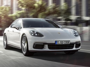 New Porsche Panamera 4 E-Hybrid Hadir di Paris