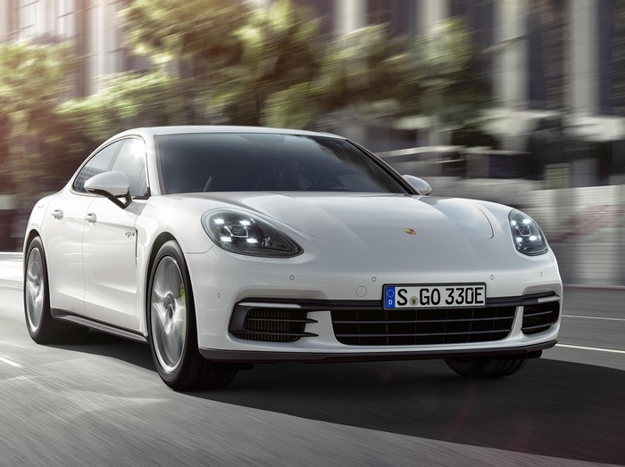 New Porsche Panamera 4 E-Hybrid Hadir di Paris