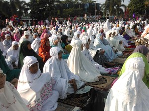 Di Bawah Terik Mentari, Ribuan Warga Pangkalpinang Khusyuk Salat Id