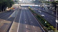 Lalu linta di Jalan Gatot Subroto sepi.