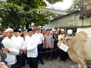 Menhub Budi Karya Salat Id di Koja Jakut, Sumbang 2 Sapi