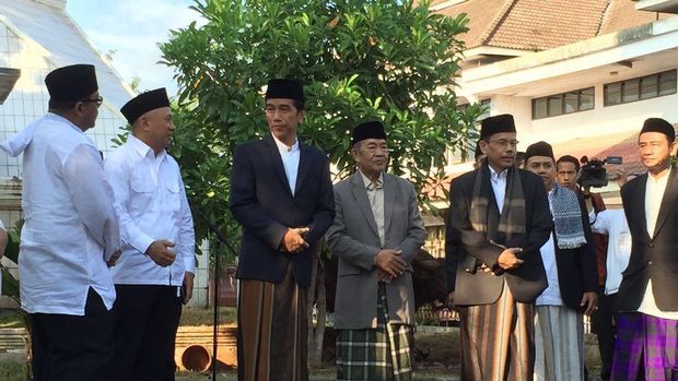 Usai Salat Idul Adha, Jokowi Temui Warga Serang dan Berfoto
