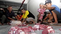 Daging hewan kurban dipotong-potong. Natinya daging tersebut akan dibagikan lewat Nahdatul Ulama (NU) Care, Lembaga Amil Zakat Infaq, dan Sadaqah Nahdatul Ulama (LazisNU).