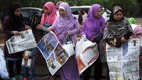 Kertas koran digunakan sebagai alas untuk Salat Idul Adha.