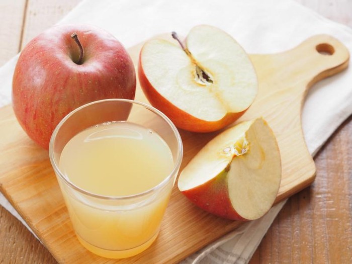 Sebuah penelitian di Inggris menemukan bahwa anak-anak yang minum jus apel sekali sehari mengurangi setengah kemungkinan mereka mengembangkan masalah mengi (napas ngik-ngik) dibandingkan dengan anak-anak yang meminumnya lebih jarang. Apel dikemas dengan asam fenolik dan flavonoid yang dikenal untuk mengurangi peradangan di saluran udara. (Foto: iStock) Sebuah penelitian di Inggris menemukan bahwa anak-anak yang minum jus apel sekali sehari mengurangi setengah kemungkinan mereka mengembangkan masalah mengi (napas ngik-ngik) dibandingkan dengan anak-anak yang meminumnya lebih jarang. Apel dikemas dengan asam fenolik dan flavonoid yang dikenal untuk mengurangi peradangan di saluran udara. (Foto: iStock)