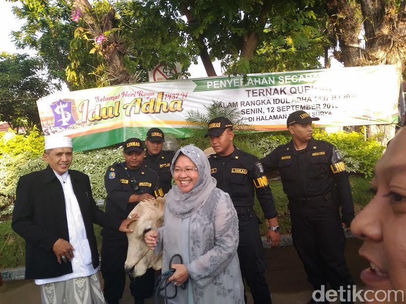 Risma Salat Ied di Halaman Taman Surya