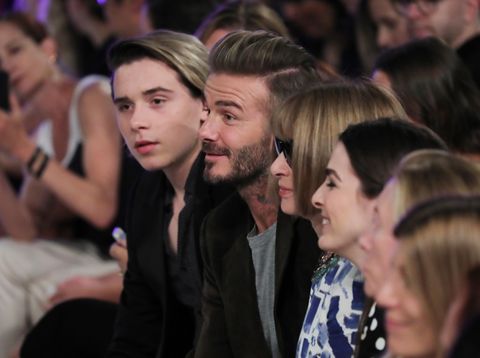 Brooklyn di fashion show ibunya, bersama sang ayah, David Beckham dan bos majalah Vogue Anne Wintour.