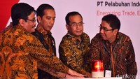 Jokowi tampak didampingi Menko Maritim Luhut B Panjaitan, Menteri Perhubungan Budi Karya Sumadi, Wakil Gubernur DKI Jakarta Djarot Saiful Hidayat dan Direktur Utama Pelindo Elvyn G Masassya.