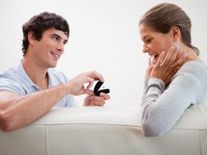 Lakukan Lamaran Romantis di Mal, Pasangan Ini Malah Ditangkap Polisi
