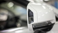 Kamera dan sensor dipasang di bagian spion. Foto: Volvo