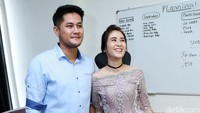 Gaun berwarna lavender itulah pilihannya untuk menemani sang calon suami yang tampil dengan busana silver. Pool/Palevi S/detikFoto.