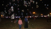Foto: Wisatawan bermain balon sabun di alun-alun. Ada banyak penjual mainan dan seniman cosplay juga di sini (Fitraya/detikTravel)