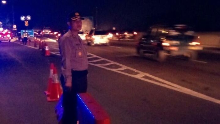 Kendaraan Besar yang Melintas Ikut Sebabkan Macet di Tol Jakarta-Cikampek