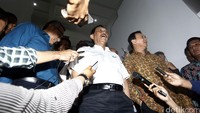 Menteri Koordinator Bidang Kemaritiman sekaligus Plt Menteri ESDM, Luhut Binsar Pandjaitan, batal menggelar jumpa pers bersama Gubernur Jakarta Basuki Tjahaja Purnama (Ahok), di Kantor Kementerian ESDM, Jakarta, Selasa (13/09/2016).