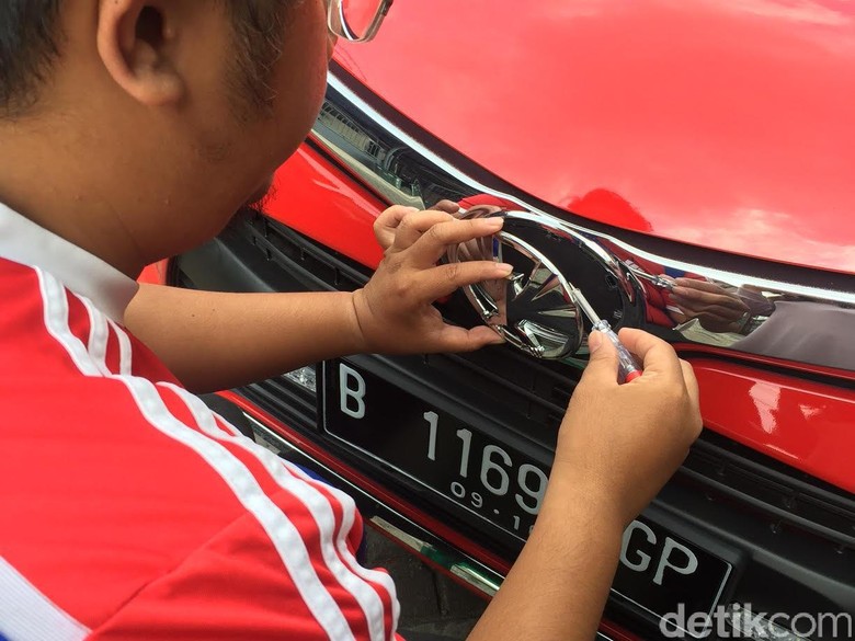 Mengganti Logo Garuda di Calya dengan Logo Toyota