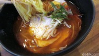 Ramen berkuah pedas bertopping daging ayam dan sayuran enak disantap malam ini.