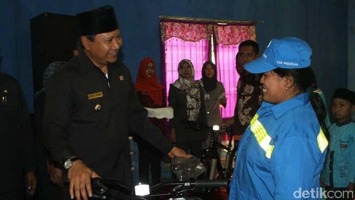 Juru Parkir Perempuan ini Bahagia Dapat Sepeda Angin dari Bupati Irsyad