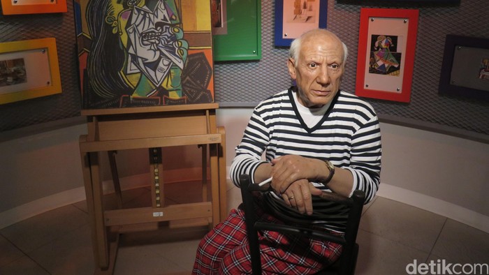 Patung lilin dari Pablo Picasso saat dipamerkan di Museum Madame Tussauds di Bangkok, Thailand.