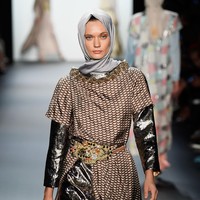 Terinspirasi dari Ibu Kota Indonesia, Jakarta, Anniesa merilis 48 koleksi busana muslim yang terdiri dari 38 ready to wear dan 10 gaun couture.  Foto: Getty Images/Frazer Harrison