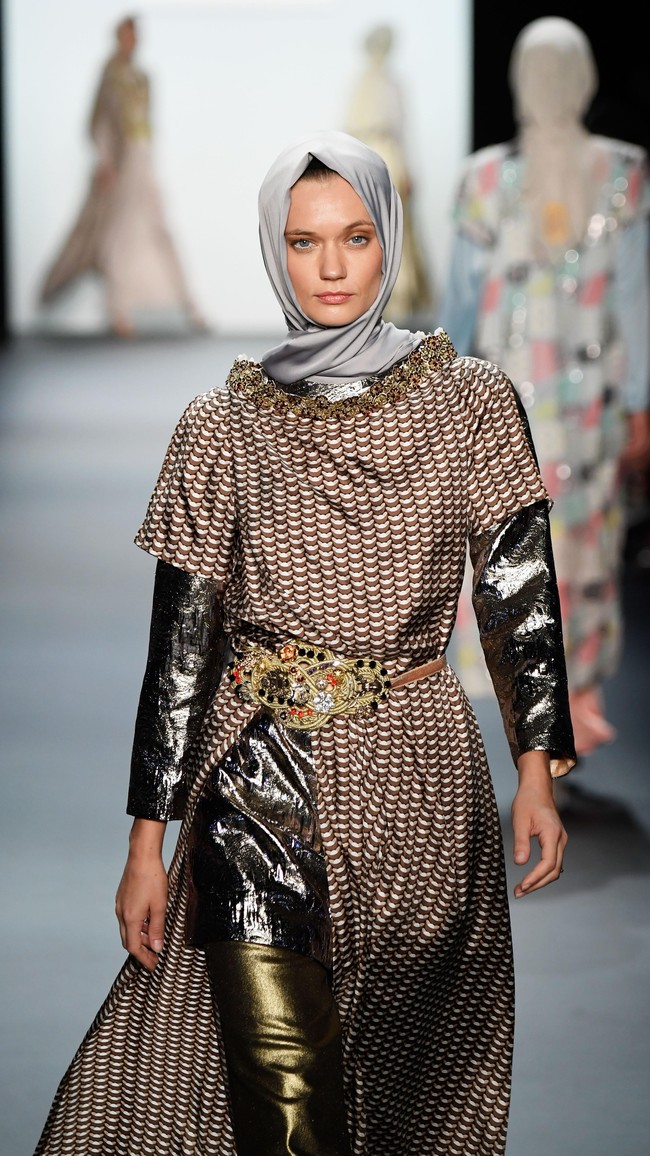 Terinspirasi dari Ibu Kota Indonesia, Jakarta, Anniesa merilis 48 koleksi busana muslim yang terdiri dari 38 ready to wear dan 10 gaun couture.  Foto: Getty Images/Frazer Harrison