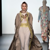 Outerwear panjang dengan sentuhan gold dan silver akan mendominasi karya Anniesa di NYFW Spring/Summer 2017. Foto: Getty Images/Frazer Harrison