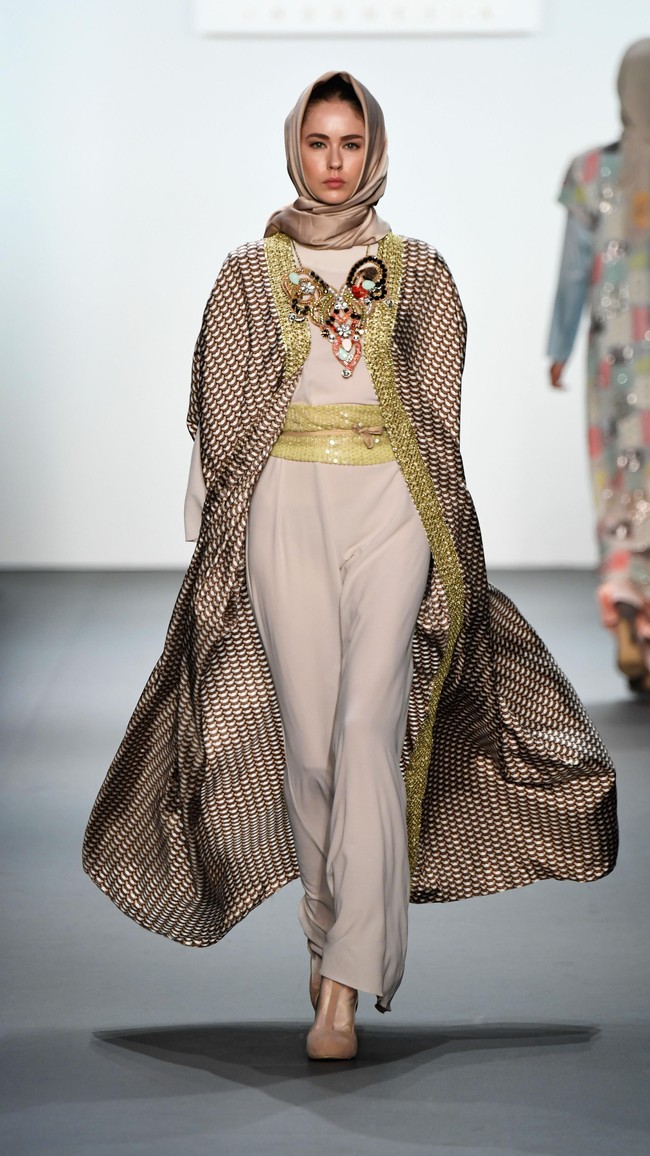 Outerwear panjang dengan sentuhan gold dan silver akan mendominasi karya Anniesa di NYFW Spring/Summer 2017. Foto: Getty Images/Frazer Harrison