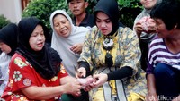 Bahkan dengan busananya itu Syahrini ikut memotong daging kurban bersama warga sekitar rumahnya. Pool/Gus Mun/detikFoto.
