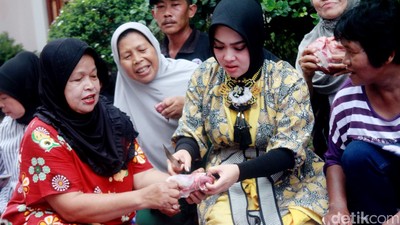 Gaya Syahrini Saat Potong Kurban di Rumahnya