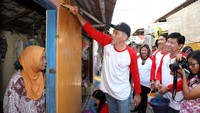 Aksi sosial ini melibatkan sekitar 200 karyawan Sampoerna dengan memberikan sentuhan yang berbeda di kampung yang terletak di pesisir Selat Madura tersebut. Pool/dok. PT HM Sampoerna.